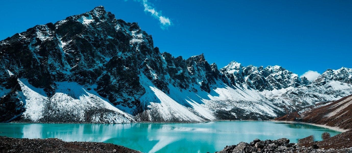 Tempel, Dschungel und Bergpanorama 