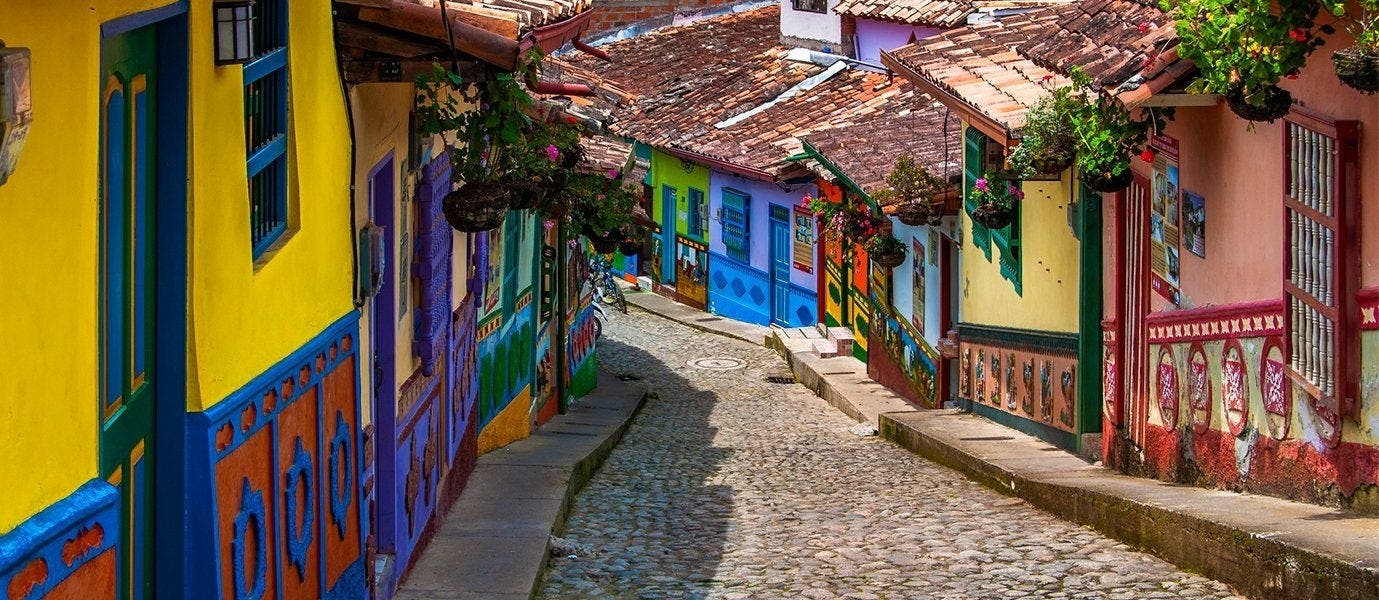 Encantos coloniales y costa caribeña