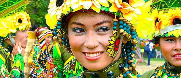 Santacruzan und Flores de Mayo